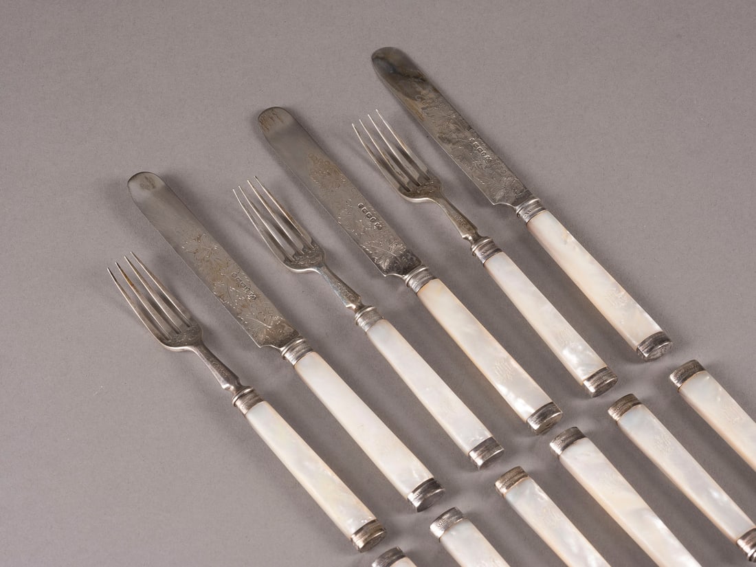 | VIKTORIANISCHES OBSTBESTECK MIT PERLMUTTGRIFFEN: VIKTORIANISCHES OBSTBESTECK MIT PERLMUTTGRIFFEN England, Birmingham, Frederick Elkington, 1886 Silber, Perlmutt. Ges. Gew. 922 g, L. 19,5 cm (Messer), L. 16 cm (Gabel). Unterseitig punziert mit