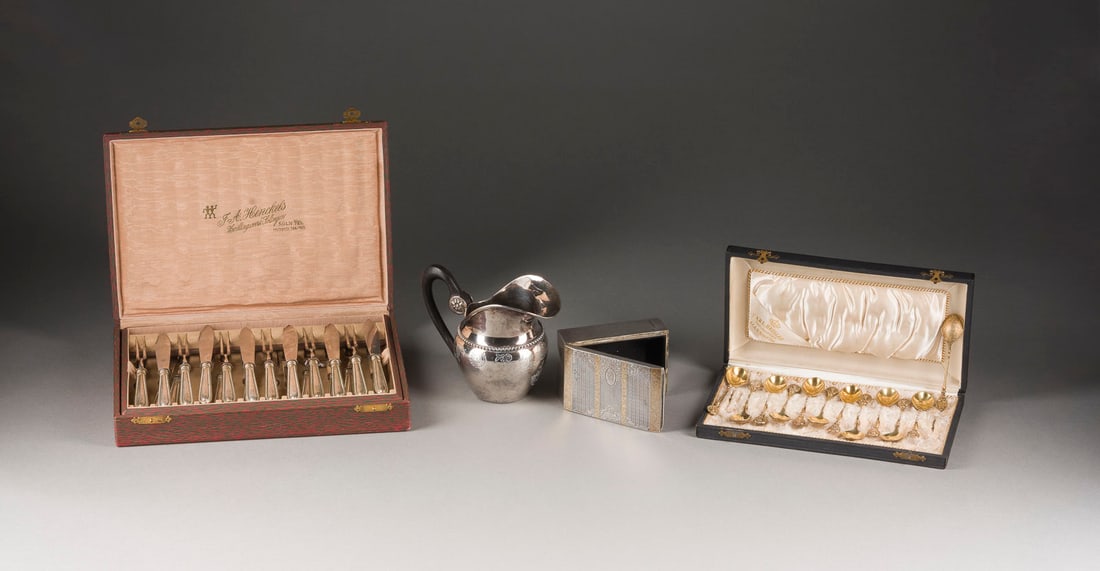 | SAMMLUNG VON 38 SILBEROBJEKTEN UND BESTECKTEILEN: SAMMLUNG VON 38 SILBEROBJEKTEN UND BESTECKTEILEN Deutsch, u.a. Berlin, Otto Schneider, Carl Heisler, Zwilling, 800er Silber, part. vergoldet, Stahl, Holz. Ges.gew. 413 g (Ohne Stahl und