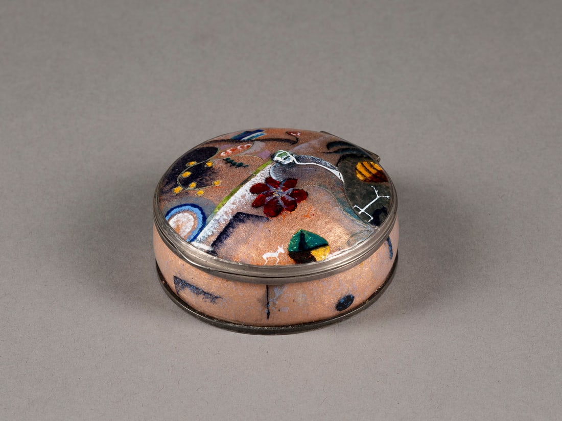 | DECKELDOSE: DECKELDOSE Frankreich, Limoges, Mitte 20. Silber, Emaille. D. 6,8 cm. Part. min. ber.DECKELDOSE