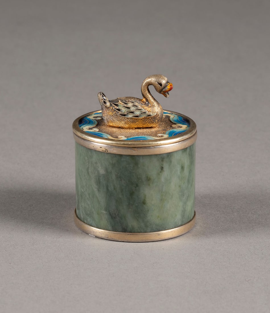 | PILLENDOSE MIT SCHWAN: PILLENDOSE MIT SCHWAN 20. Jh. Silber, vergoldet, Cloisonne-Emaille, wohl Marmor. H. 5,7 cm. Punziert mit 'Silver'.PILLENDOSE MIT SCHWAN