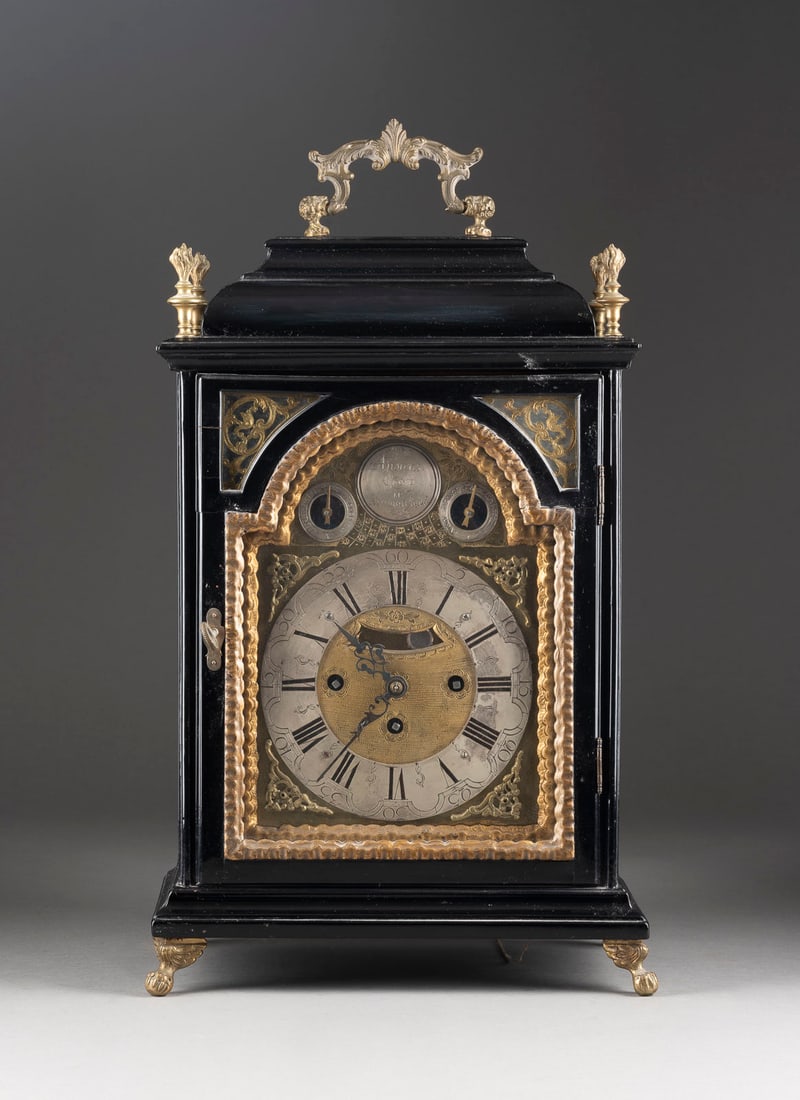 | STOCKUHR: STOCKUHR Deutsch, 18. Jh. Holz, schwarz gefasst und lackiert, Bronze, Glas, Spiegelglas, Metall, Eisen. 47,5 x 30,5 x 19 cm. Auf Rundmedaillon bez. 'Andreas Georg in Herrmannstadt'. Auf bronzenen Tatz