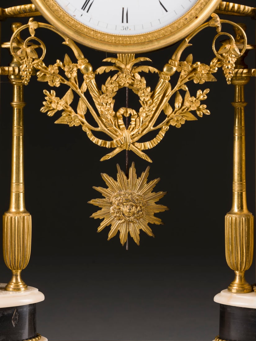 | DIRECTOIRE PORTALUHR: DIRECTOIRE PORTALUHR Frankreich, Ende 18. Jh. Marmor, Bronze, vergoldet, Email, Metall, Stahl. 56,5 x 36 x 11 cm. Auf vier Bronzefüßen längsrechteckiger Sockel mit abgerundeten Kanten und