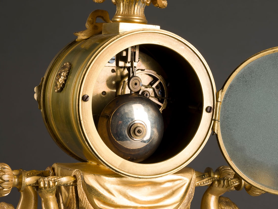 | KAMINUHR-ENSEMBLE MIT GIRANDOLEN IM LOUIS-XVI-STIL: KAMINUHR-ENSEMBLE MIT GIRANDOLEN IM LOUIS-XVI-STIL um 1880 Marmor, Bronze, vergoldet, Email, Glas, Metall, Stahl. 43 x 26 x 12,5 cm (Uhr), 34 x 19 x 9,5 cm (Leuchter). Auf Bronzefüßen weiße, mit