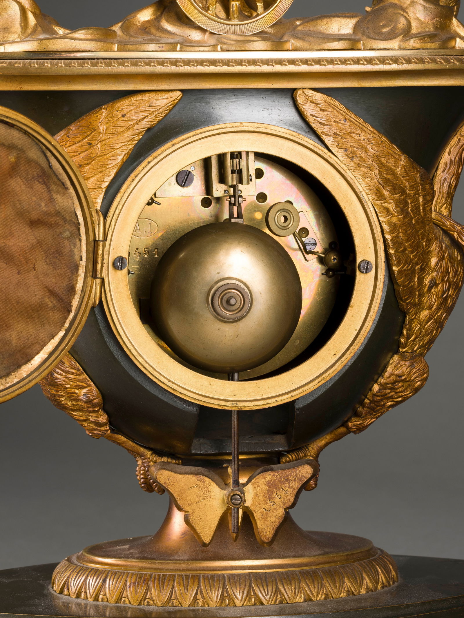 | FEINE TISCHUHR IM EMPIRE-STIL MIT AMOR AUF WAGEN: FEINE TISCHUHR IM EMPIRE-STIL MIT AMOR AUF WAGEN Frankreich, Paris, Samuel Marti & Cie, um 1890/1900 Bronze, Metall, part. vergoldet, part. dunkel patiniert, Glas, Emaille, Stahl. 41 x 24 x 12,5 cm.