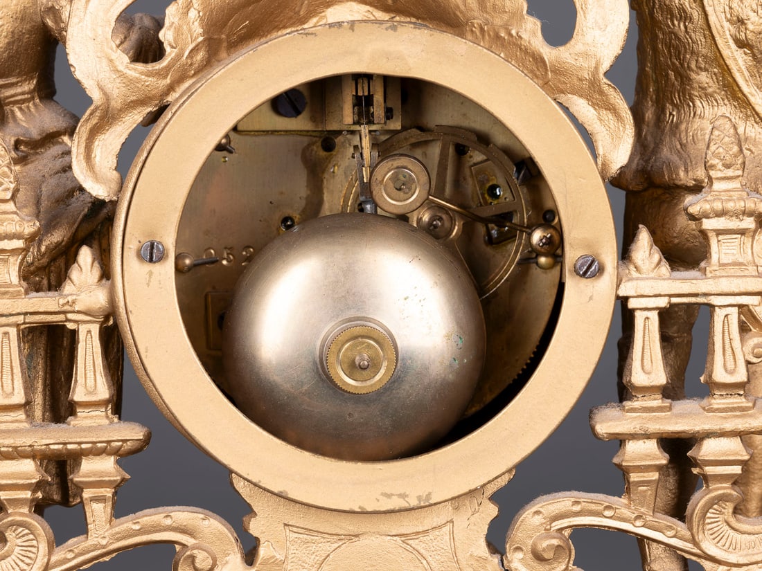 | FIGURENPENDULE: FIGURENPENDULE Frankreich, Samuel Marti & Cie, um 1890 Metallguss, goldfarben gefasst, Alabaster, Email, Stahl. 41 x 32 x 13,5 cm. Auf dem Werk bez. 'S. Marti & Cie, Medaille de Bronze' und Nr.