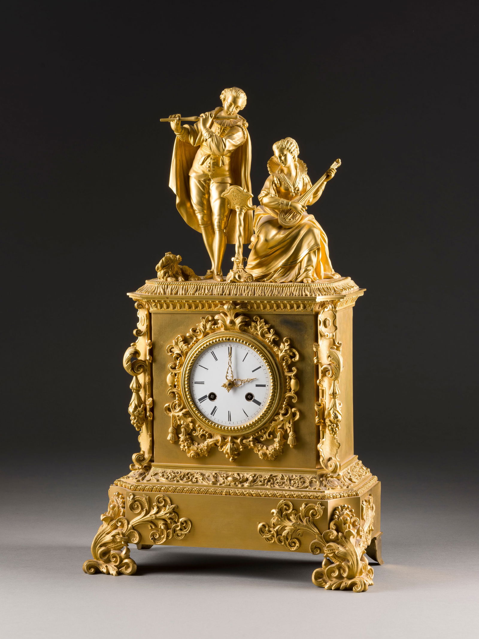 | FRANZÖSISCHE KAMINUHR MIT MUSIZIERENDEM PAAR: FRANZÖSISCHE KAMINUHR MIT MUSIZIERENDEM PAAR Frankreich, Paris, Roblin, um 1850 Metallguss, vergoldet, Stahl, Email. 52 x 31 x 15 cm. Auf dem Werk bez. 'Roblin à Paris'. Floral verzierter Korpus