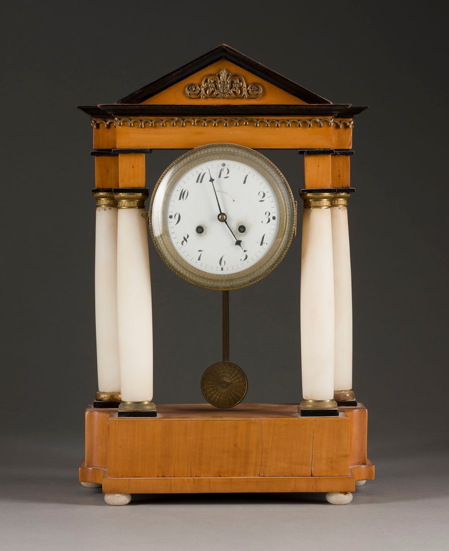 | BIEDERMEIER-PORTALUHR: BIEDERMEIER-PORTALUHR um 1820/30 Kirsche, furniert, Alabaster, Messing, Stahl, Glas, Email. 41,5 x 28 x 13,5 cm. Auf vier gedrückten Alabasterfüßen Kirschholzsockel mit vier gebauchten