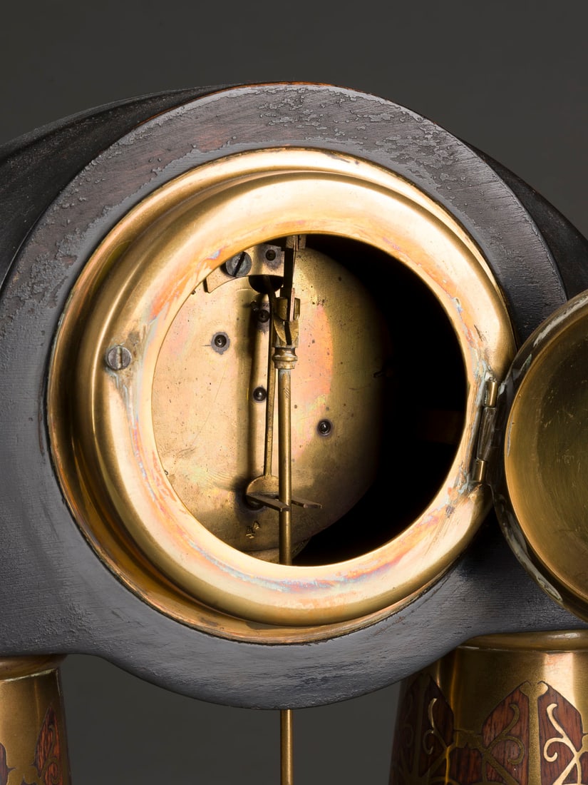 | JUGENDSTIL-TISCHUHR: JUGENDSTIL-TISCHUHR Deutsch, Erhard & Söhne, Schwäbisch-Gmünd, um 1910 Holz, part. ebonisiert, Rosenholz, intarsiert, Messing, Glas, Metall, Stahl. 28 x 23 x 9 cm. Auf Messingfüßen getreppter