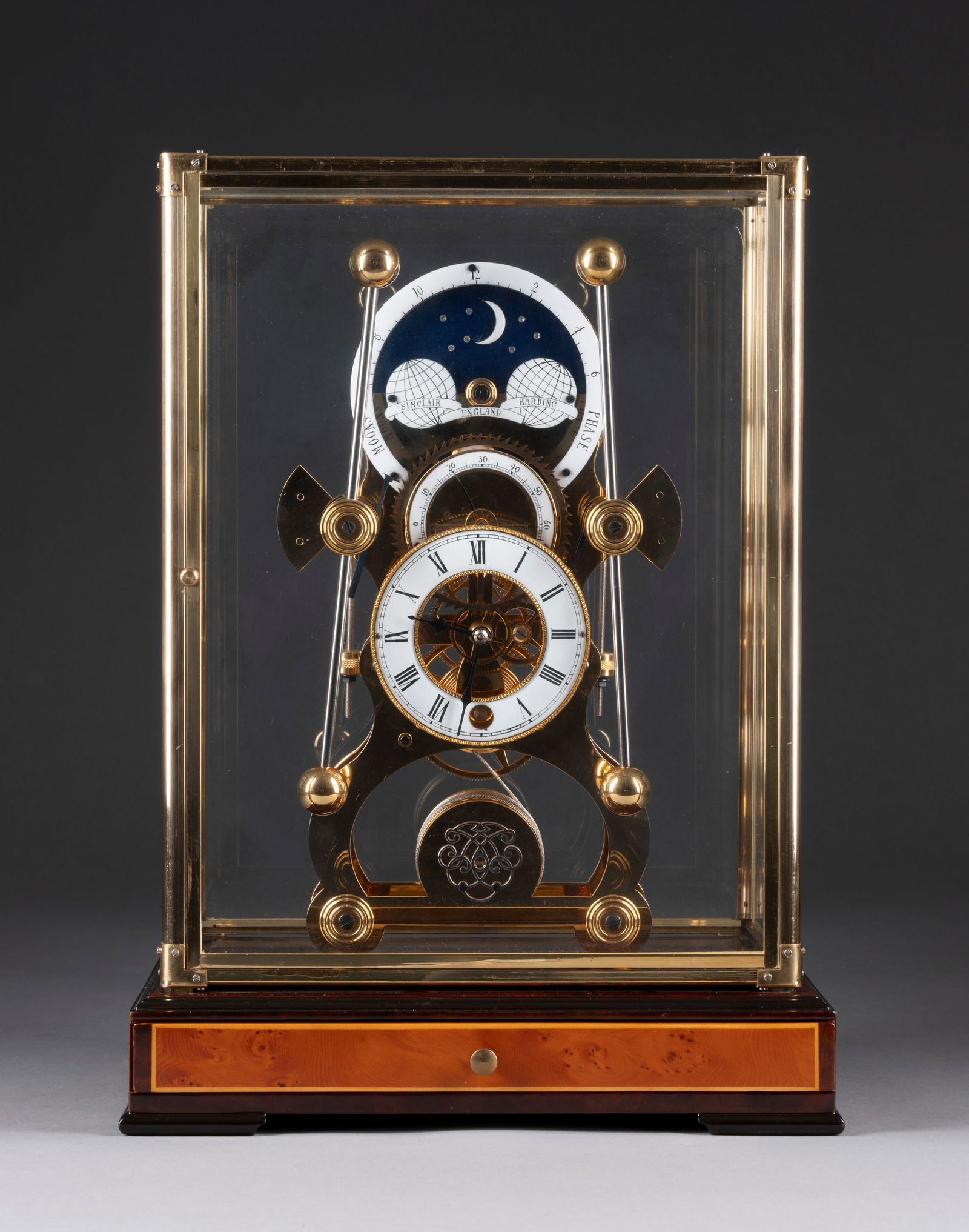 | SELTENE GRASSHOPPER-SKELETTUHR: SELTENE GRASSHOPPER-SKELETTUHR 20. Jh. Holz, Messing, vergoldet, Stahl, Metall, Email, Glas. 46,5 x 34,5 x 24,5 cm (mit Kasten), 36,5 x 21 x 12. Bez. 'Sinclair Harding England'. Holzsockel mit