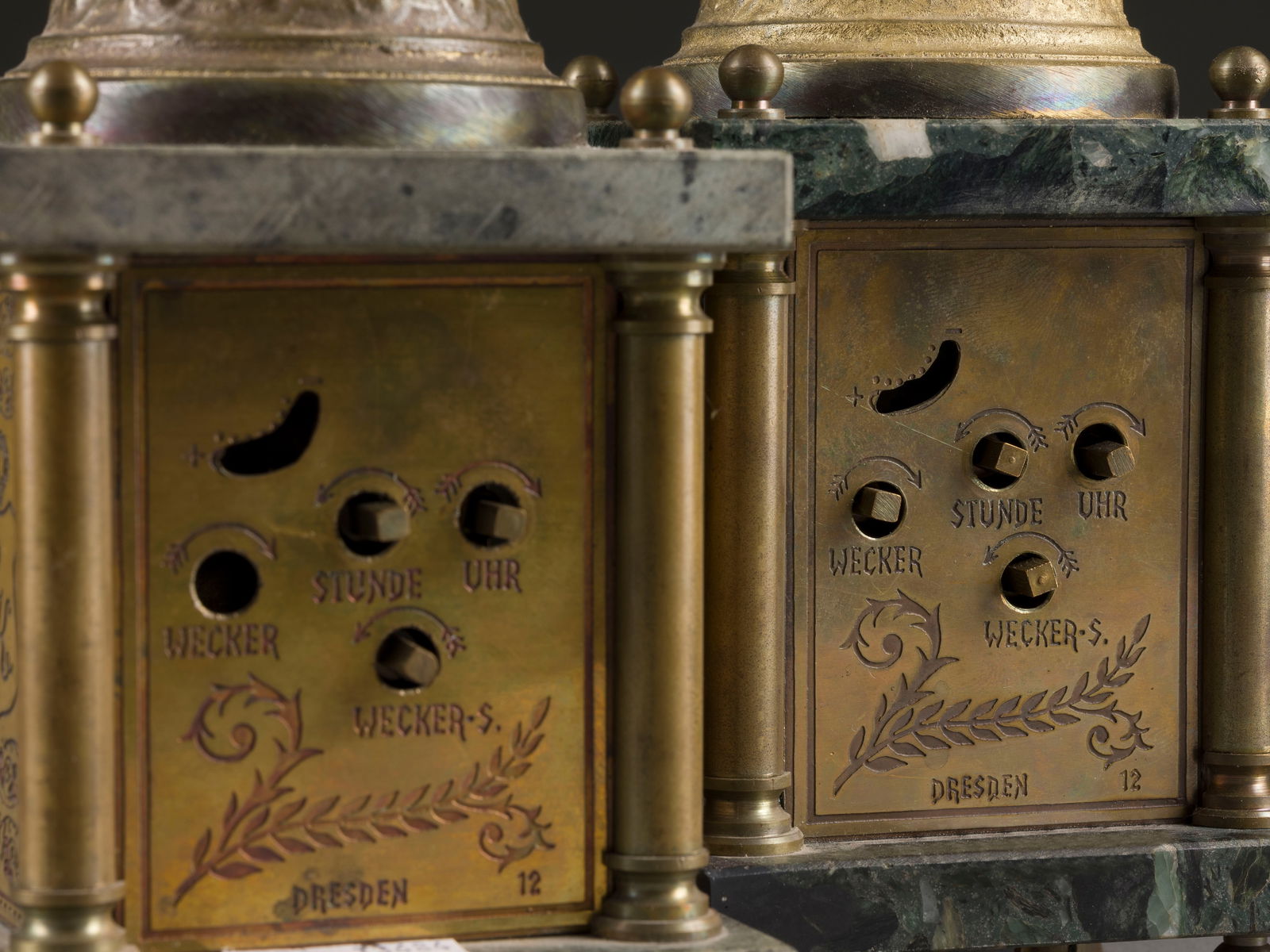 | ZWEI TISCHWECKER MIT SPIELUHR: ZWEI TISCHWECKER MIT SPIELUHR Deutsch, Dresden, Lenzkirch, Ende 19. Jh. Bronze, Metall, Marmor, Glas, Stahl. 16 x 9 x 9 cm. Auf dem Zifferblatt bez. 'Lenzkirch AG'. Auf Kugelfüßen quadratische