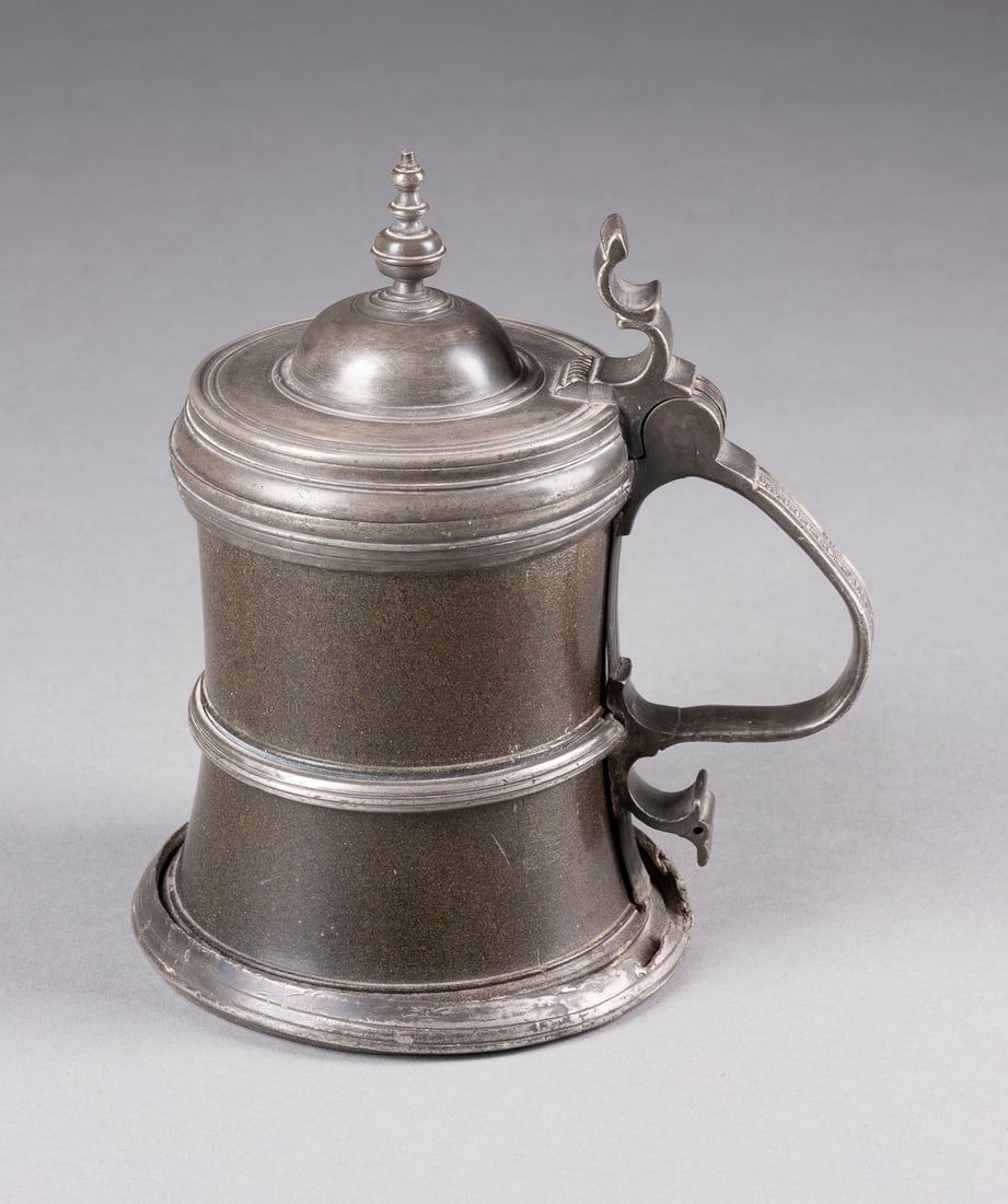 | SELTENER SERPENTIN-DECKELHUMPEN: SELTENER SERPENTIN-DECKELHUMPEN Deutsch, Zöblitz, 17./18. Jh. Serpentin, Zinn. 22,5 x 20 x 15 cm (mit Henkel gemessen). Walzenkrug aus dunkel-grauem Serpentin mit horizontal profilierter