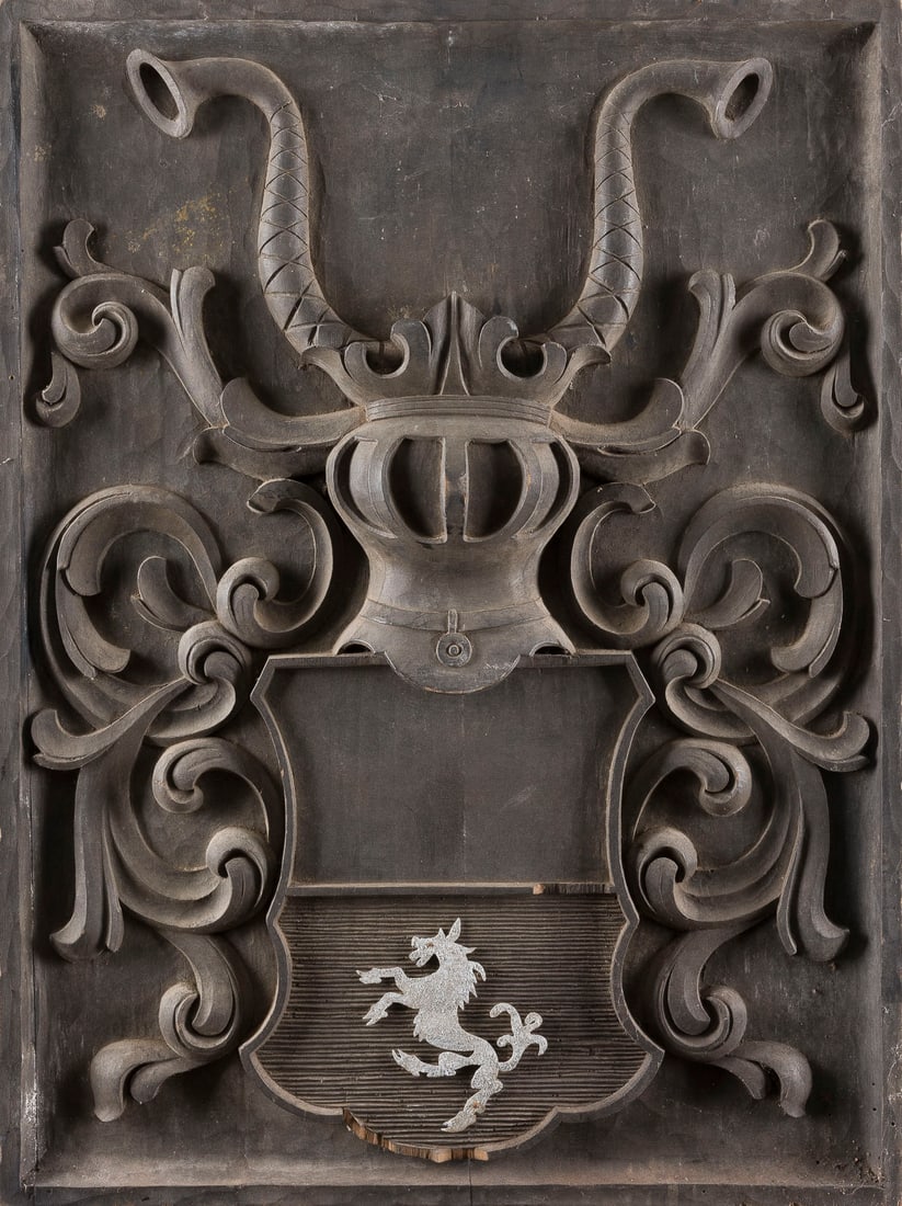 | WAPPENTAFEL: WAPPENTAFEL Deutsch, 19./20. Jh. Holz, geschnitzt, schwarz gefasst, Blech. 50 x 37,5 x 2 cm. Part. besch.WAPPENTAFEL