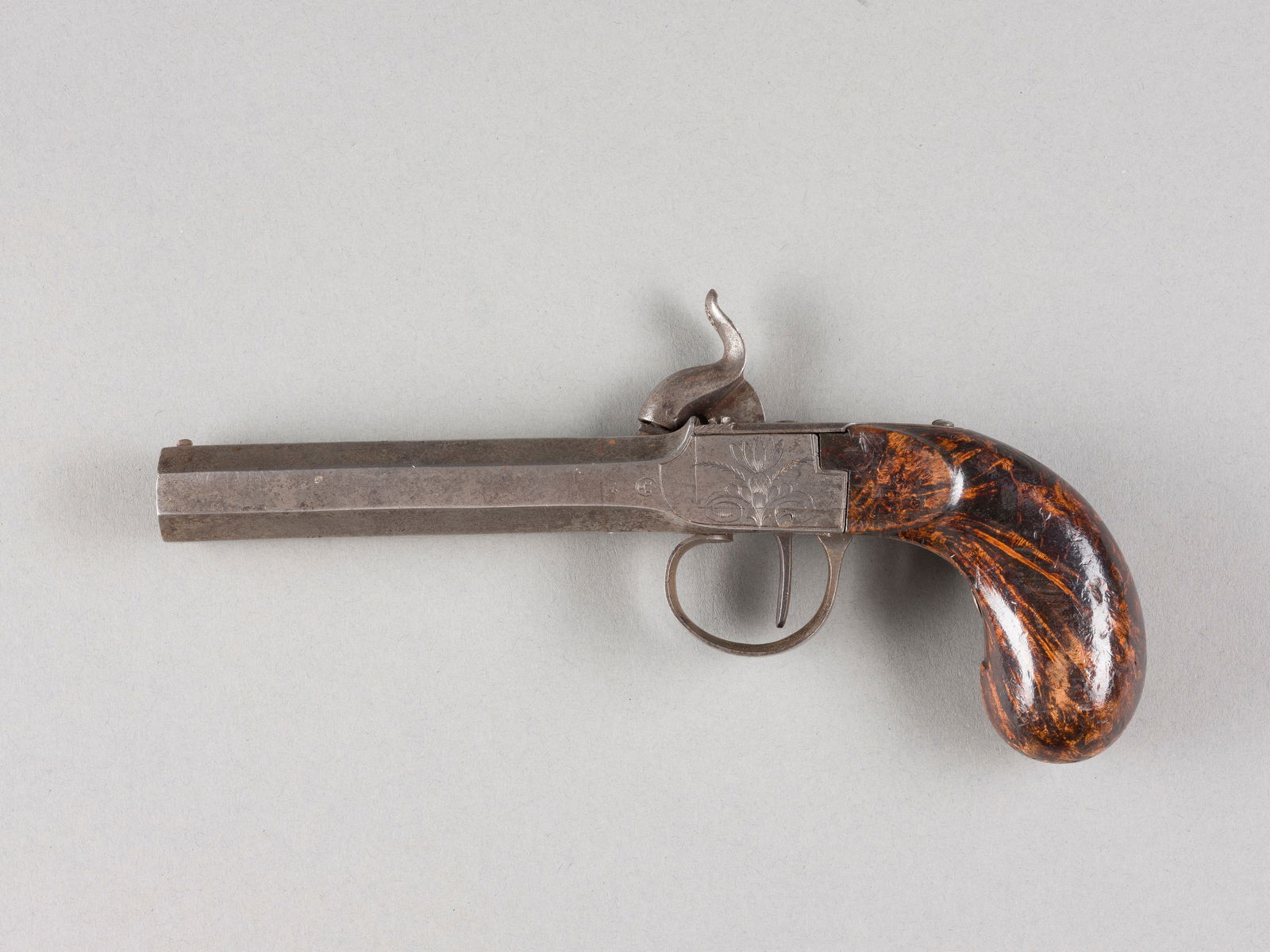 | PERKUSSIONS-PISTOLE: PERKUSSIONS-PISTOLE Belgien, Lüttich, um 1860/70 Holz, Eisen. L. 20 cm. Beschußstempel ''ELG'' mit Stern (für Vorderlader, Band d´epreuve de Liege, Lütticher Beschußamt). Achtkantiger Lauf,