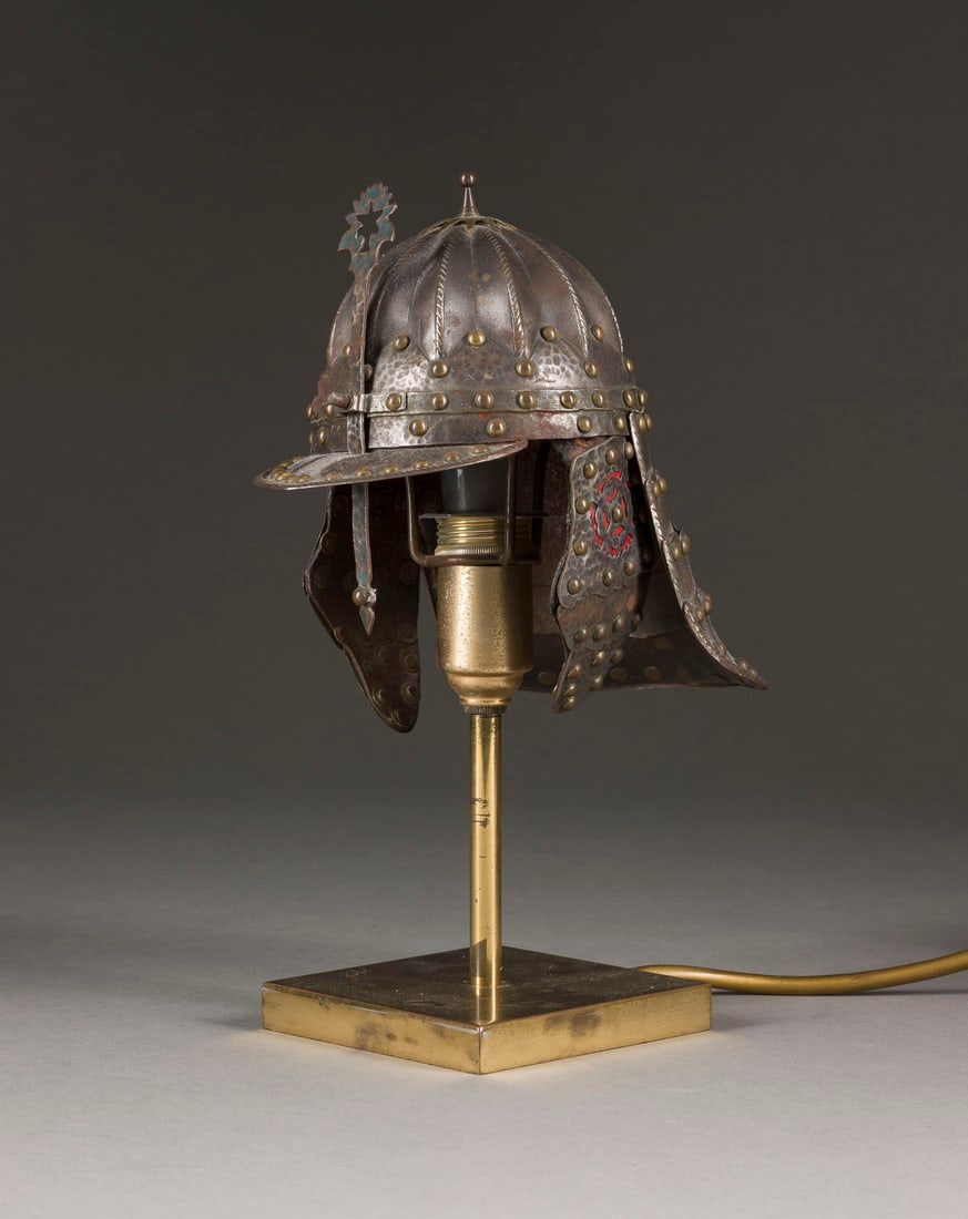 | MINIATUR-ZISCHÄGGE ALS TISCHLAMPE: MINIATUR-ZISCHÄGGE ALS TISCHLAMPE im Stil des 17. Jh. Eisen, Messing, spätere Elektrifizierung. Ges.-H. 26,5 cm, Helm ca. 16 x 11,5 x 18 cm. Auf quadratischen Lampenfuß mit kurzem Schaft