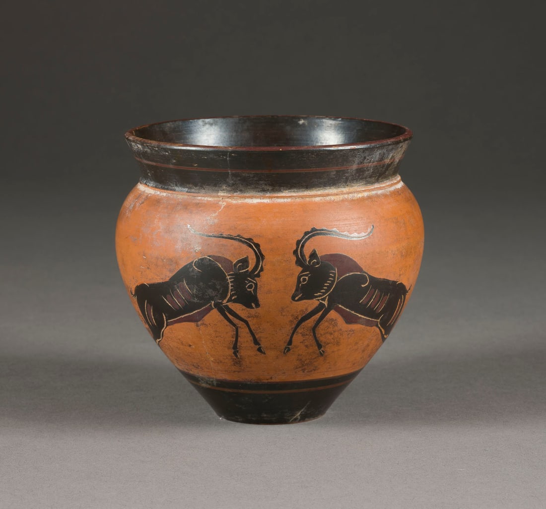 | REPLIK EINES ATTISCHEN GEFÄSSES: REPLIK EINES ATTISCHEN GEFÄSSES 19. Jh. Ton, schwarzfigurig mit roten Details. 10,5 x 10,5 x 10,5 cm. Part. besch. und ber.REPLIK EINES ATTISCHEN GEFÄSSES