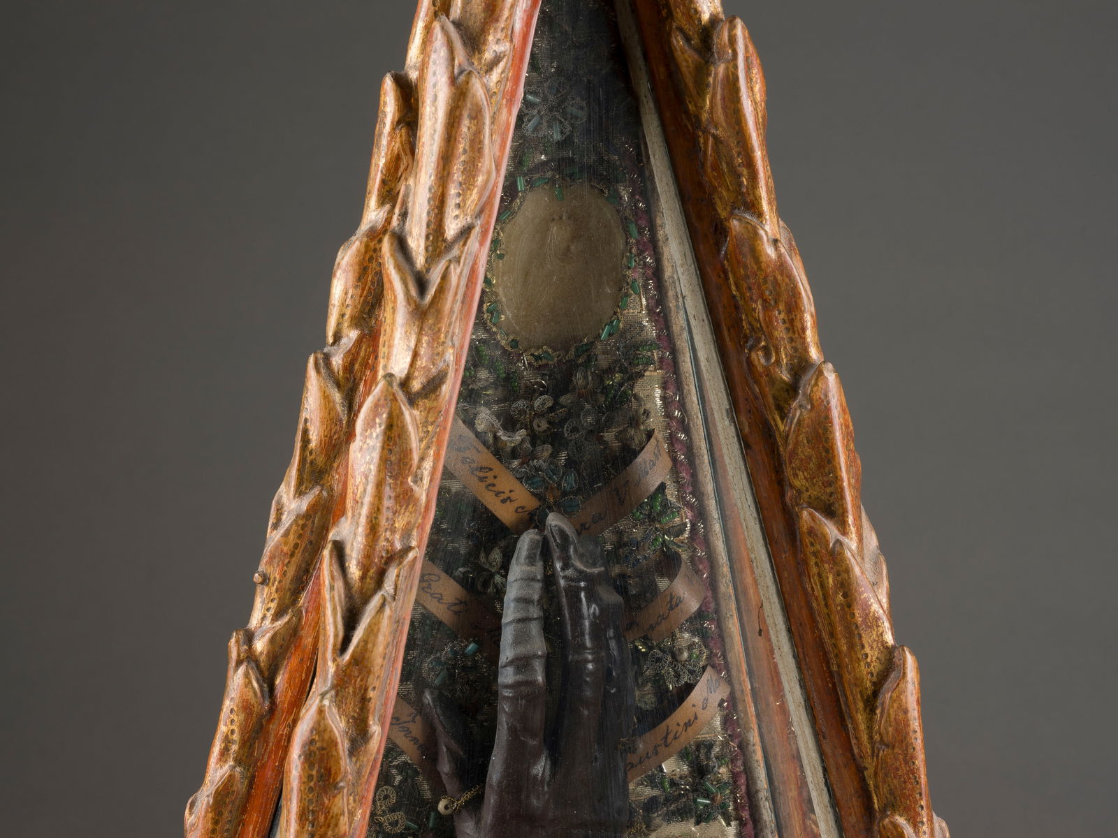 | ZWEI GROSSE KLOSTERARBEITEN MIT ANNAHAND UND KREUZESNAGE (1 of 1)