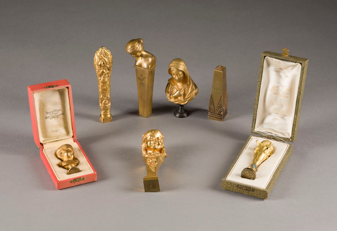 | KONVOLUT AUS 7 JUGENDSTIL-PETSCHAFTEN: KONVOLUT AUS 7 JUGENDSTIL-PETSCHAFTEN Unterschiedliche Herkunftsorte und Zeiten, u.a. Dominique Alonzo Unterschiedliche Metalle, part. vergoldet, part. in Etuis. Max. L. 13 cm, min. L 5,5 cm. Part.