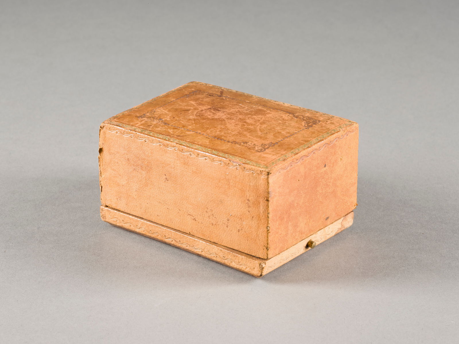 | PETSCHAFT MIT BÜSTE DES 'JEAN-MARIE VIANNEY' IM ETUI: PETSCHAFT MIT BÜSTE DES 'JEAN-MARIE VIANNEY' IM ETUI Frankreich, Ernst Justin Ferrand (1846 - 1932), um 1925 Bronze, vergoldet. Petschaft H. 8 cm. Petschaft verso bez. 'Ferrand', Etui bez. 'M.on