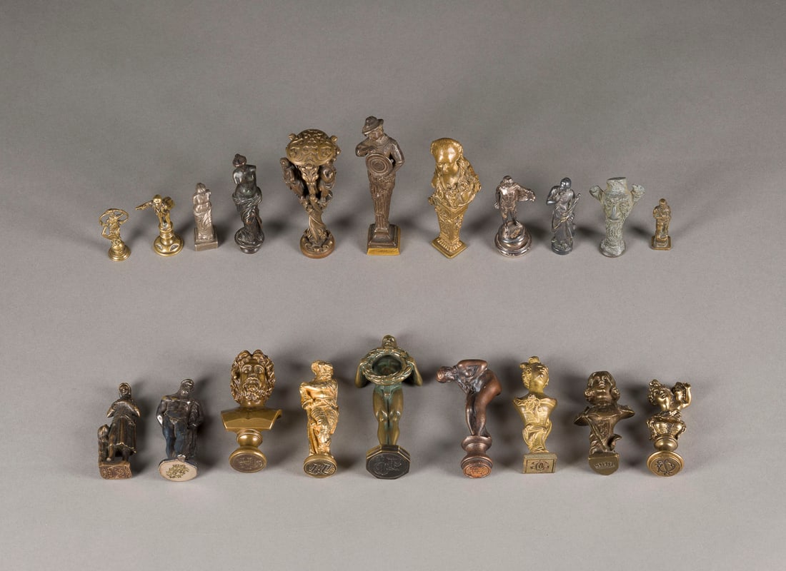 | KONVOLUT AUS 20 FIGÜRLICHEN PETSCHAFTEN (1 of 1)