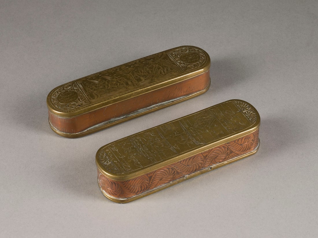 | ZWEI TABAKSDOSEN: ZWEI TABAKSDOSEN Niederlande, um 1760 Kupfer, Messing, graviert. Ca. 3 x 16 x 5 cm. Längsrechteckige Form mit abgerundeten Enden. Scharnierdeckel. Gravierter Dekor, teils mit biblischen Motiven,