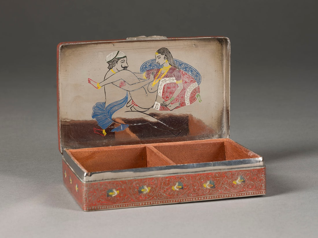 | SCHATULLE MIT KAMASUTRA-SZENE: SCHATULLE MIT KAMASUTRA-SZENE Indien, um 1900 Messing, verchromt, graviert und part. farbig staffiert, Holz. 3,5 x 13 x 8,5 cm. Rechteckdose mit Scharnierdeckel und feinem, farblich abgesetztem
