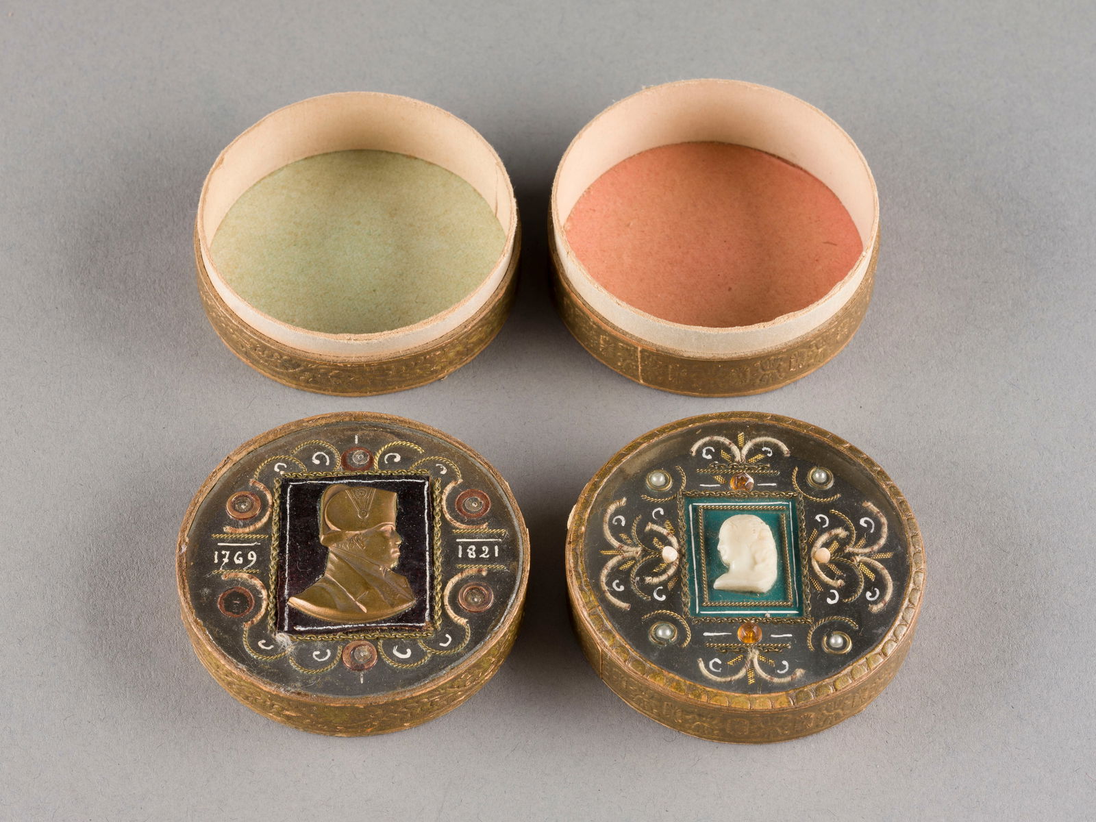 | ZWEI SCHNUPFTABAKDOSEN (1 of 1)