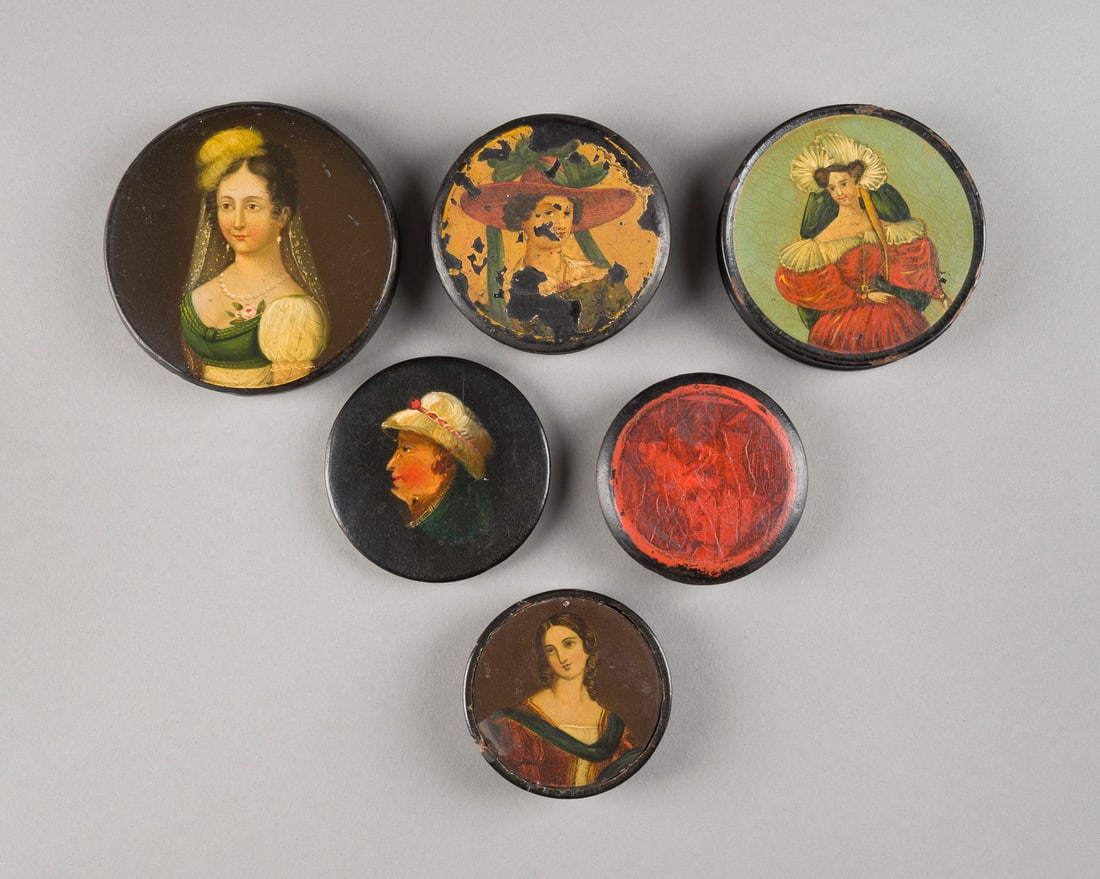 | SAMMLUNG AUS FÜNF SCHNUPFTABAKDOSEN UND EINEM DECKEL (1 of 1)