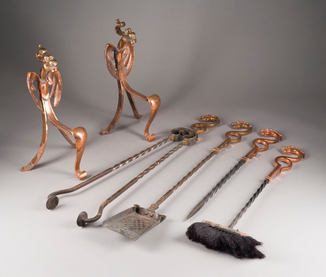 | SELTENES SET AUS KAMINBESTECK UND ANDIRONS MIT DRACHENKÖ: SELTENES SET AUS KAMINBESTECK UND ANDIRONS MIT DRACHENKÖPFEN um 1900 Kupfer, Eisen, geschmiedet. H. ca. 44 cm (Böcke), L. 85, 83, 65, 64 cm (Besteck). 6-tlg.; vierteiliges Kaminbesteck mit