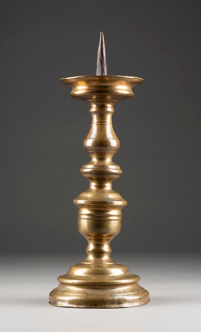 | BAROCKLEUCHTER: BAROCKLEUCHTER Deutsch, Nürnberg, 17. Jh. Bronze. H. 32 cm (ohne Eisendorn). Part. besch.BAROCKLEUCHTER