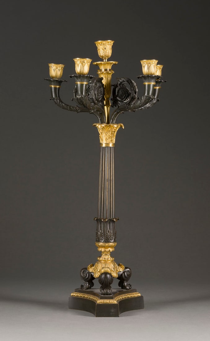 | NAPOLEON III GIRANDOLE: NAPOLEON III GIRANDOLE Frankreich, Mitte 19. Jh. Bronze, part. dunkel patiniert, part. vergoldet. 57,5 x 27 x 27 cm. Über dreiseitig konkav eingezogener Plinthe mehrfach gegliederter,