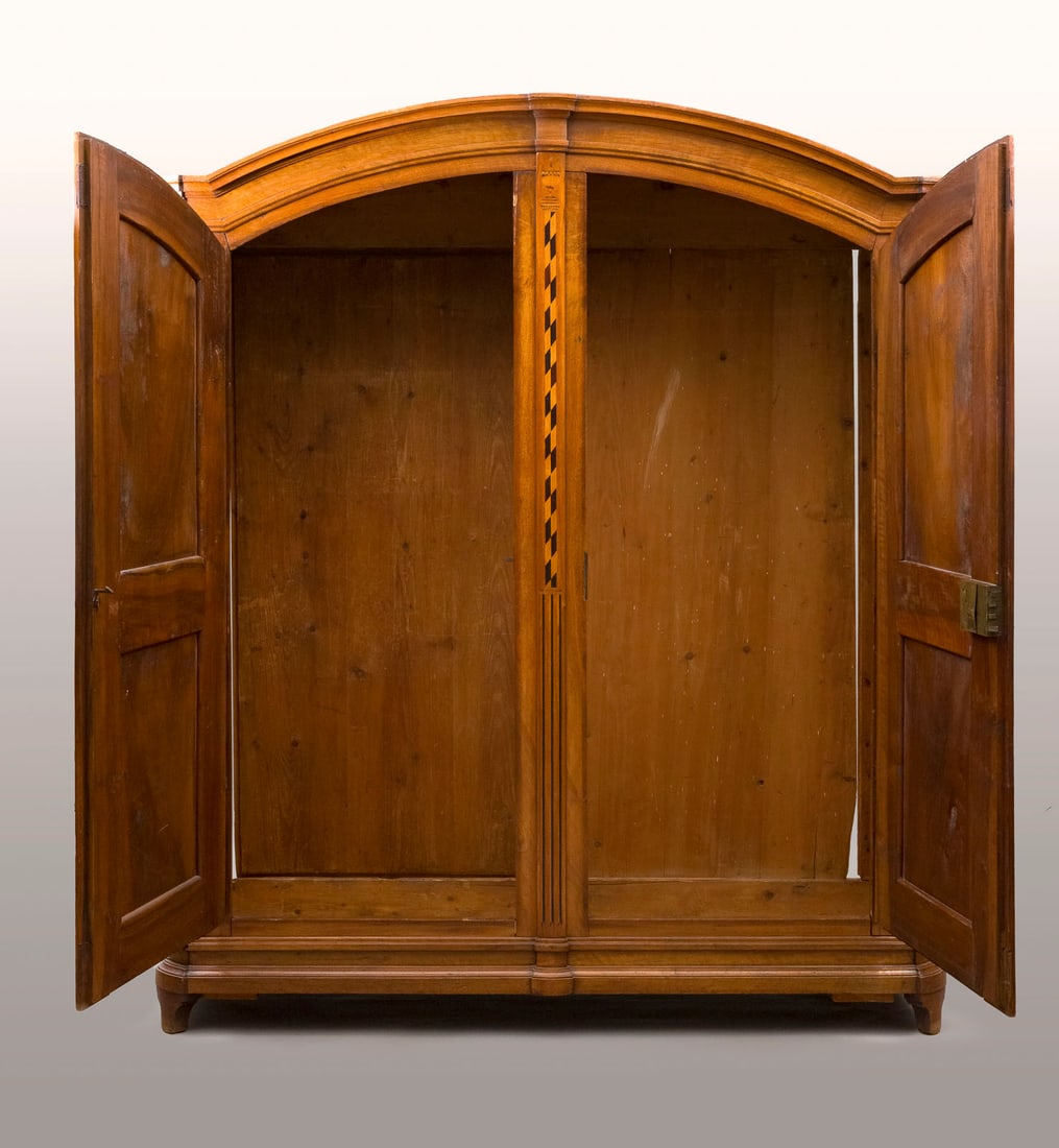 | GROSSER BIEDERMEIER SCHRANK MIT BANDINTARSIEN: GROSSER BIEDERMEIER SCHRANK MIT BANDINTARSIEN Bodensee, 1812 Eiche, Nussbaum, furniert. H. 223, B. 180, T. 68 cm. Auf dem Schloss monogrammiert 'AB?' und datiert '1812'. Hoher zweitüriger Korpus mit