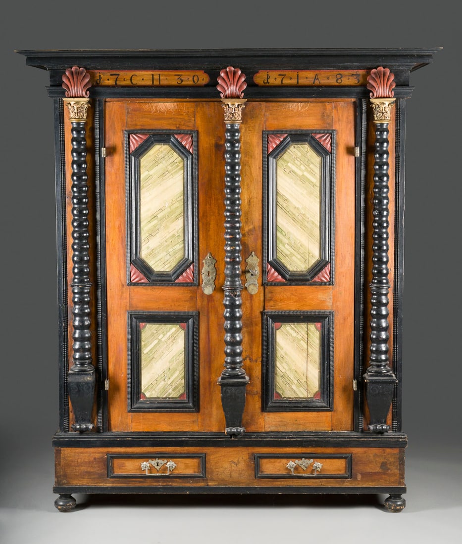 | BAROCK KISSENSCHRANK: BAROCK KISSENSCHRANK Norddeutschland/Niederlande, wohl 1730 Eiche, massiv, Nussbaum, furniert. H. 198, B. 174, T. 68 cm. Im Fries bezeichnet 'd7 CH 30' und 'd 1A 83'. Imposanter hochrechteckiger