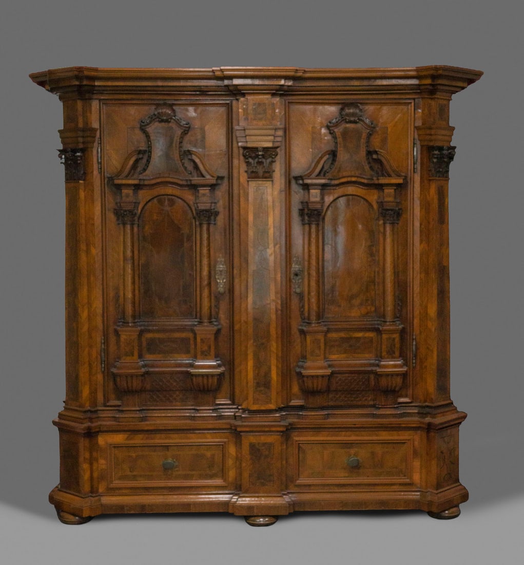 | MONUMENTALER BEDEUTENDER FASSADENSCHRANK (1 of 4)