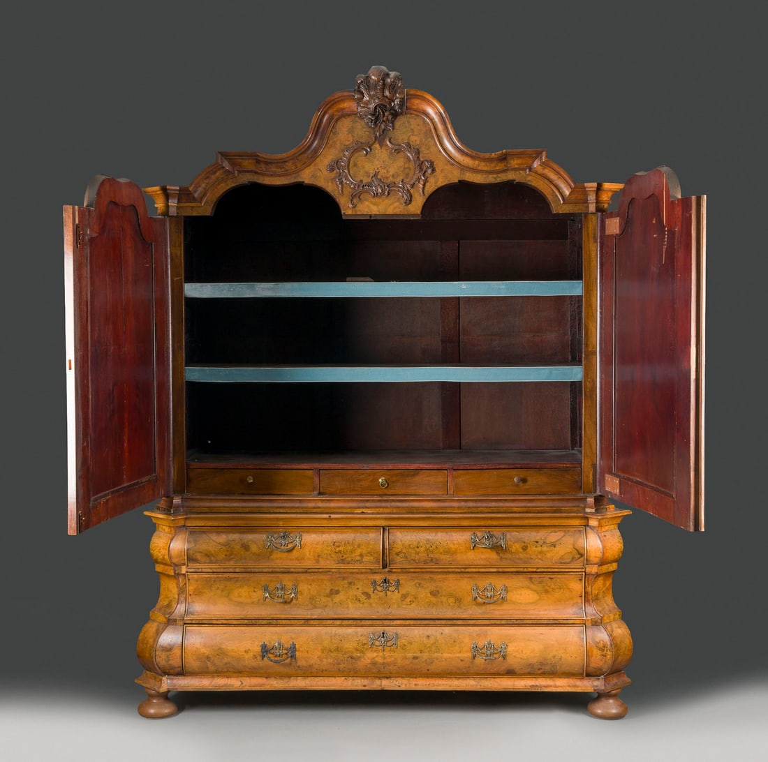 | BAROCK AUFSATZSCHRANK: BAROCK AUFSATZSCHRANK Deutsch oder Niederlande, um 1750 Nussbaum, massiv, Wurzelnuss-Furnier, mit Schlüssel. H. 252, B. 198, T 67 cm. Über gedrückte Kugelfüße vierschübiger bombierter Unterbau.