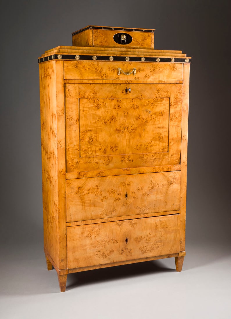 | FEINER SCHREIBSCHRANK / STANDSEKRETÄR: FEINER SCHREIBSCHRANK / STANDSEKRETÄR Berlin, um 1805/07 Pappelmaser auf Nadelholz und Linde furniert, feuervergoldete Bronze, auf Vierkantfüßen. H. 160, B. 88, T. 43 cm. Front 3-schübig,