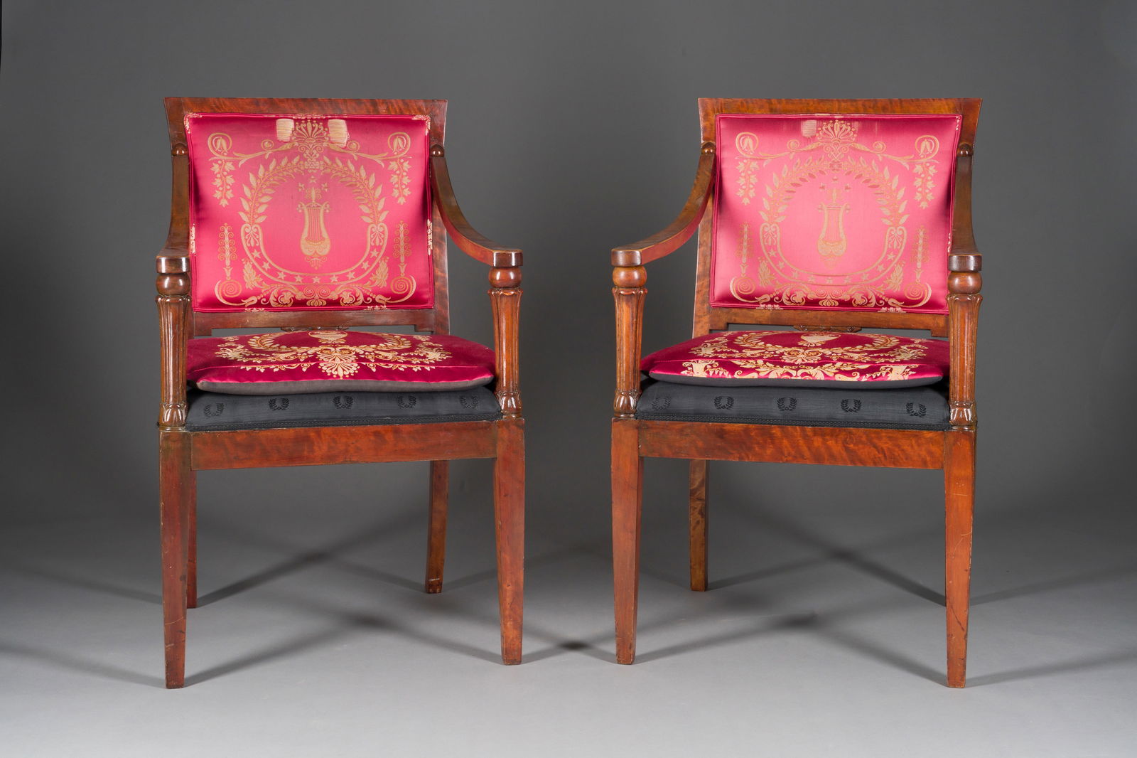 | KONVOLUT VON ZWEI ARMLEHNSESSEL UND ZWEI -STÜHLEN (1 of 2)