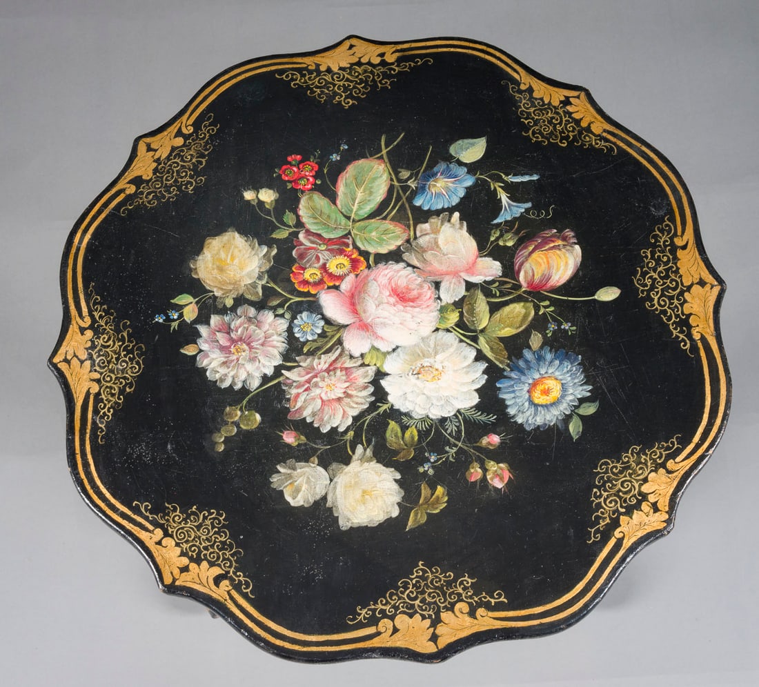 | BEISTELLTISCH MIT BLUMENMALEREI: BEISTELLTISCH MIT BLUMENMALEREI Frankreich, 19. Jh. Holz, schwarz lackiert, aufwendige Blumenmalerei und Goldstaffierung, Tischplatte klappbar, auf drei Beinen. H. 70, B. 48, T. 46 cm. Part. best.