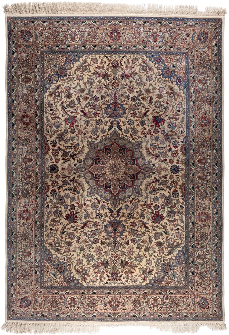 | CHINA ISFAHAN KORK AUF SEIDE: CHINA ISFAHAN KORK AUF SEIDE China, Ende 20. Jh. 249 x 176 cm. Anschmutzungen.CHINA ISFAHAN KORK AUF SEIDE China, Ende 20. Jh.