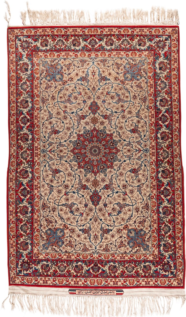 | ISFAHAN KORK AUF SEIDE: ISFAHAN KORK AUF SEIDE Persien, 2. H. 20. Jh. 162 x 106 cm. Signatur 'Seirafian'. Fransen m. leichten Gebrauchsspuren.ISFAHAN KORK AUF SEIDE Persien, 2. H. 20. Jh.