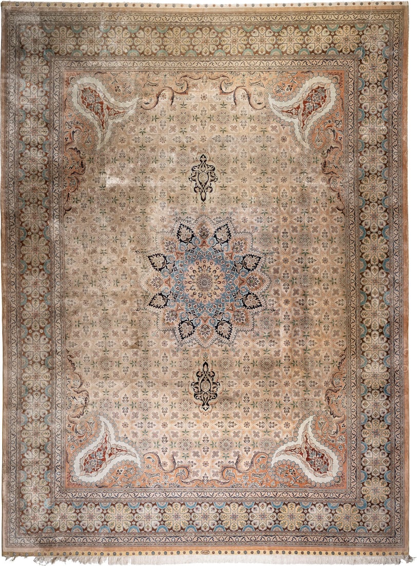 | CHINA SEIDE: CHINA SEIDE China, Ende 20. Jh. 372 x 276 cm. Anschmutzungen, Fransen m. Gebrauchsspuren.CHINA SEIDE China, Ende 20. Jh.