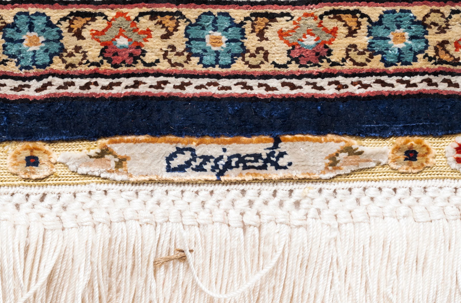 | HEREKE SEIDE 'OZIPEK': HEREKE SEIDE 'OZIPEK' Türkei, Ende 20. Jh. 87 x 60 cm. Leichte Gebrauchsspuren.HEREKE SEIDE 'OZIPEK' Türkei, Ende 20. Jh.