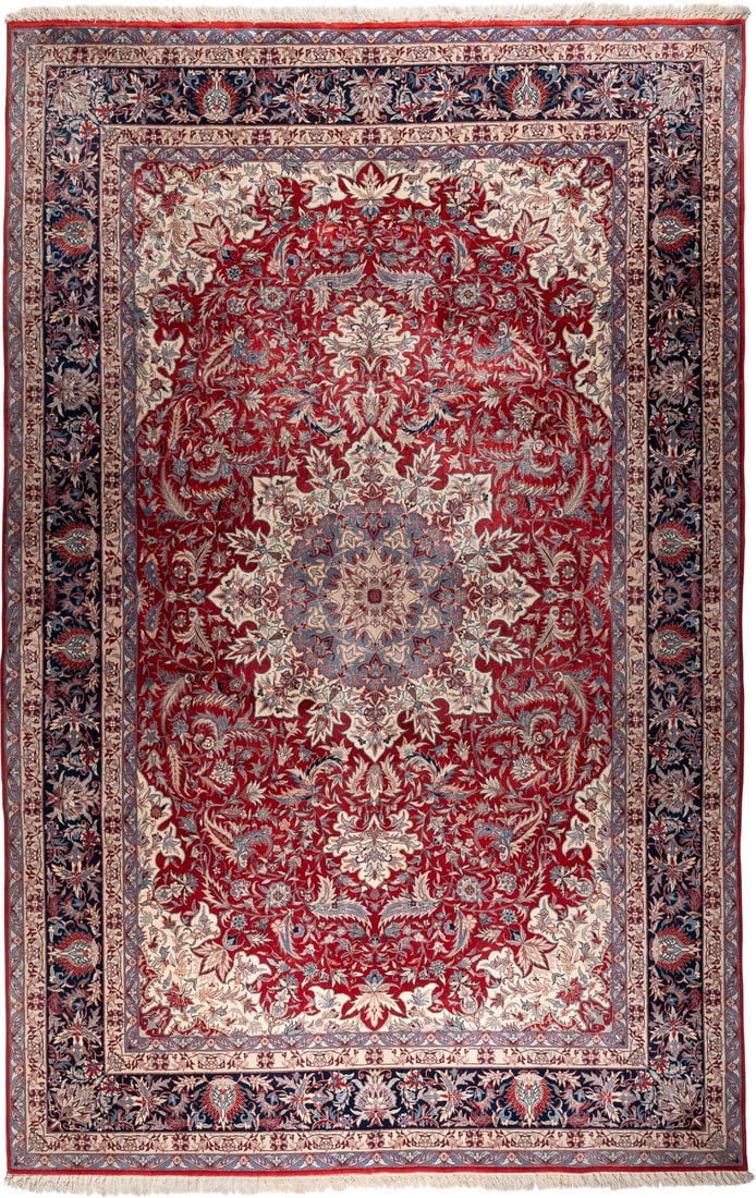 | CHINA ISFAHAN KORK AUF SEIDE: CHINA ISFAHAN KORK AUF SEIDE China, Ende 20. Jh. 316 x 203 cm. Leichte Gebrauchsspuren u. Anschmutzungen.CHINA ISFAHAN KORK AUF SEIDE China, Ende 20. Jh.
