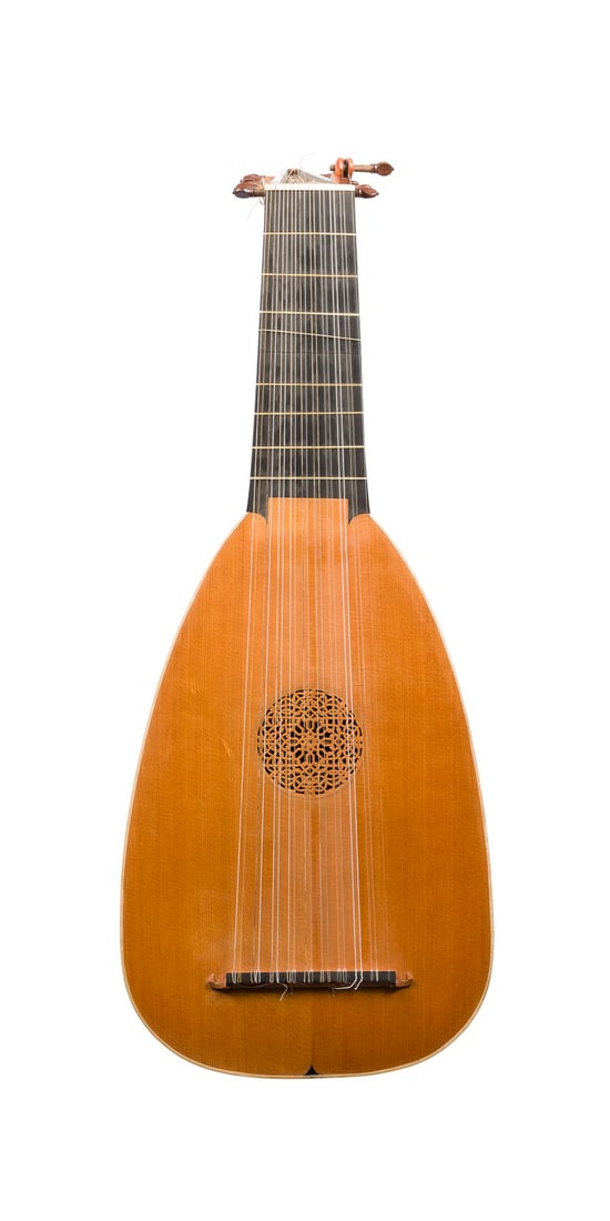 | KNICKHALSLAUTE 'JEAN PAUL KOVALCZYK': KNICKHALSLAUTE 'JEAN PAUL KOVALCZYK' Freiburg im Breisgaus, 1980 im Stile des 16. Jh. Laute aus Fichte und Ahorn, birnenförmig, Muschelkorpus, flache Decke mit handgeschnitzter Rosette, angesetzter K