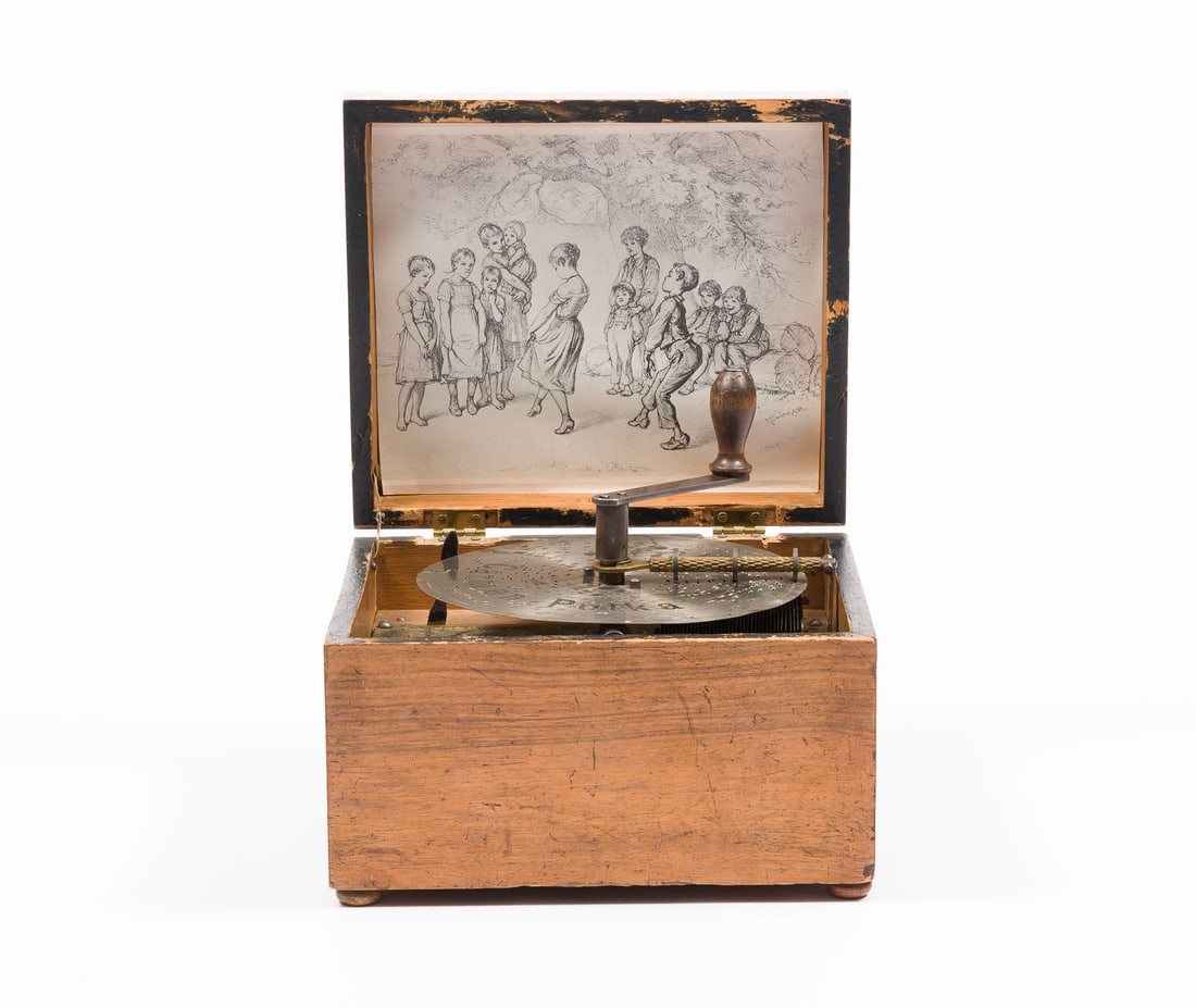 | KALLIOPE / LOCHPLATTENSPIELDOSE MIT 14 SPIELPLATTEN: KALLIOPE / LOCHPLATTENSPIELDOSE MIT 14 SPIELPLATTEN Leipzig, um 1900 Holzgehäuse, furniert, mechanisches Platten-Spielwerk mit Kurbelantrieb, Spieluhr Metallmechanik, mit 14 auswechselbare, gelochte