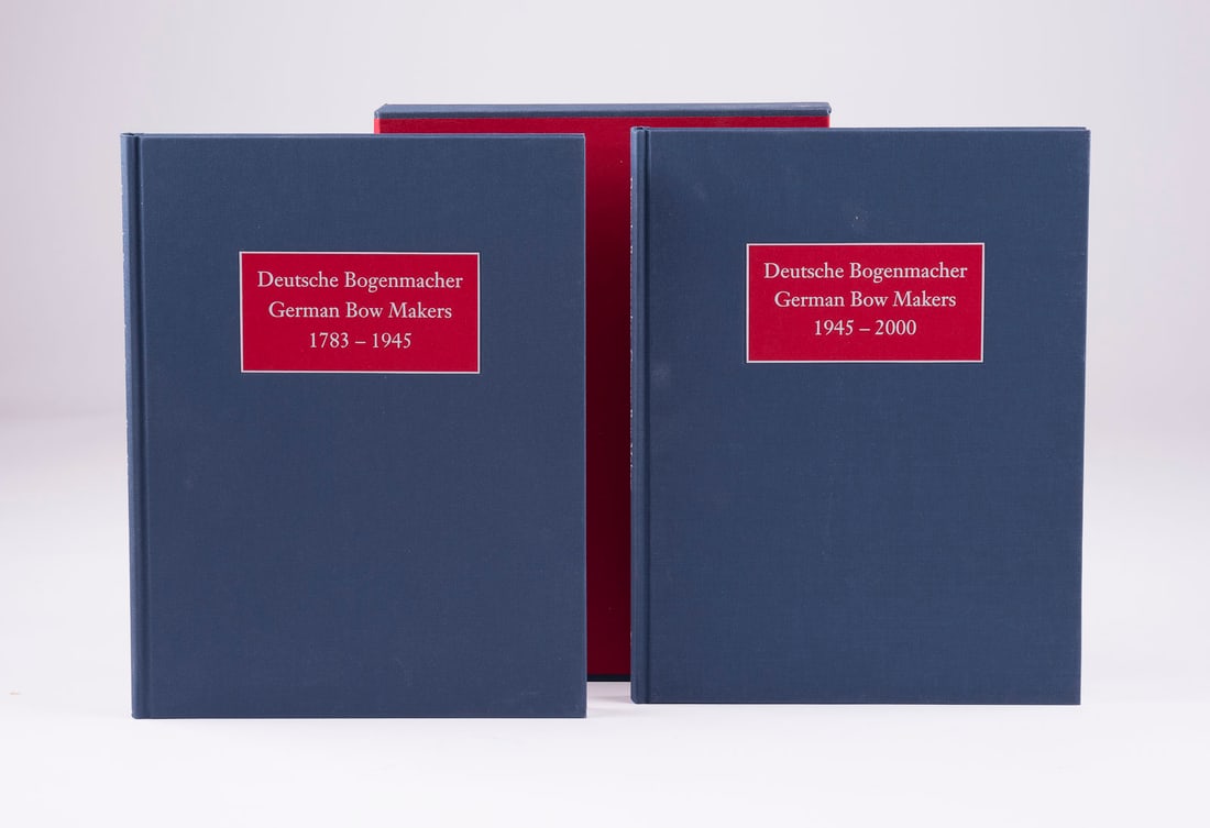 | DEUTSCHE BOGENMACHER DOPPELBAND BUCH I UND II - GRÜNKE,: DEUTSCHE BOGENMACHER DOPPELBAND BUCH I UND II - GRÜNKE, SCHMIDT, ZUNTERER Stuttgart, 2000 Doppelband mit Schutzhülle. H. 31,5, B. 25, T. 5,5 cm. Klaus Grünke, C. Hans-Karl Schmidt & Wolfgang Zunter