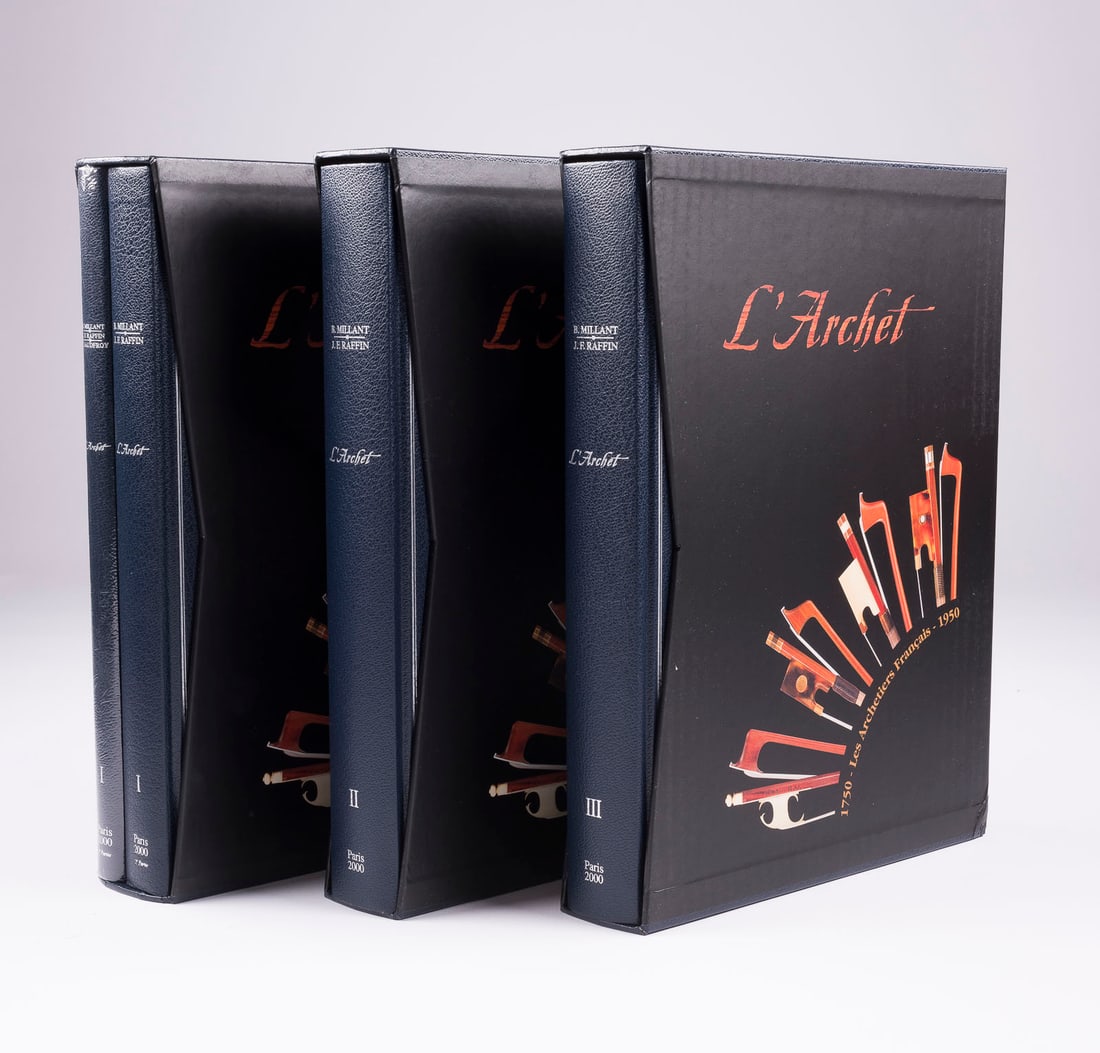 | L'ARCHET - BERNARD MILLANT & J.F. RAFFIN: L'ARCHET - BERNARD MILLANT & J.F. RAFFIN Paris, 1967 Gebundenes Buch, Ledereinband. .. Grundlegendes Referenzwerk zur Geschichte und Typologie des französischen Geigenbogens. Bernard Millant, einer d