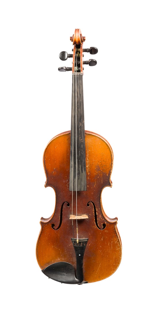 | 3/4 VIOLINE 'ADOLF SPRENGER' UND 3/4 VIOLINBOGEN: 3/4 VIOLINE 'ADOLF SPRENGER' UND 3/4 VIOLINBOGEN Stuttgart, 1919 Zweiteilige Fichtenholzdecke und Ahornboden, brauner Lack, mit Koffer. 3/4 Geige, L. 56 cm, Korpusl. 34 cm. Geigenzettel: 'Adolf Spreng