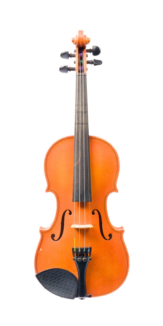 | 3/4 VIOLINE 'OTTO JOSEF KLIER' UND 3/4 VIOLINBOGEN 'GEOR: 3/4 VIOLINE 'OTTO JOSEF KLIER' UND 3/4 VIOLINBOGEN 'GEORG WERNER' Bubenreuth, 20. Jh. Zweiteilige Fichtenholzdecke und leicht geflammter Ahornboden, hellbrauner Lack. 3/4 Geige, L. 55 cm, Korpusl. 33