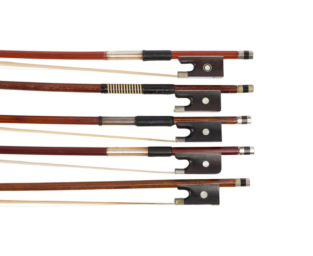 | KONVOLUT VON FÜNF VIOLINBÖGEN: KONVOLUT VON FÜNF VIOLINBÖGEN Anfang 20. Jh. Runde und oktogonale Stange, 1x Silbermontierung, Einfach- und Pariser Auge, Knochen- und Kunststoffkopfplatte. L. 67/69/73/73,2/75 cm. Ein Bogen