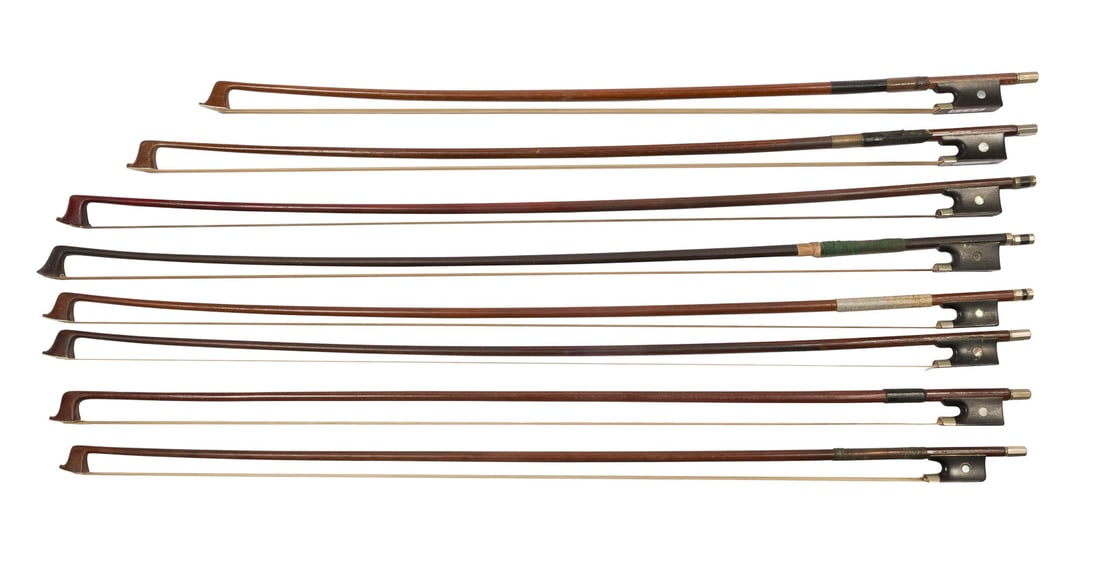 | KONVOLUT VON ACHT VIOLINBÖGEN: KONVOLUT VON ACHT VIOLINBÖGEN um 1900 Runde und oktogonale Stange, Einfach- und Pariser Auge, Wicklung, Daumenleder, Knochenkopfplatte. L. 73,5 bis 74,5 cm, 7/8 Bogen, 67 cm, 3/4 Bogen 61,5 cm.